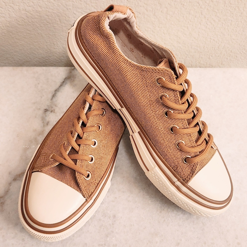 NWOB Driana Sneaker by Very G 💕